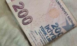 Pazar tezgâhında unuttuğu paraya esnafın dikkati sayesinde kavuştu