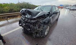 Rüzgar gülü gövdesi taşıyan tıra otomobil arkadan çarptı 4 yaralı