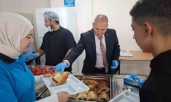 Sarıgöl Milli Eğitim Müdürü pansiyonda kalan öğrencilere yemek dağıttı