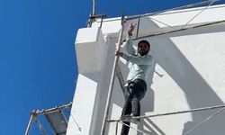 Ters dönen Türk bayrağını görünce dayanamadı, 10 metre yüksekliğindeki iskeleye tırmandı