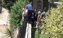 Tren yoluna atlamak isteyen adamı ekipler kurtardı