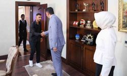 Türk bayrağını düzeltmek için direğe tırmanan gence Vali Kalaylı'dan teşekkür