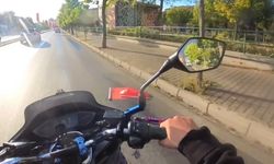 Türk bayraklarını yerde gören kadın kuryeden örnek davranış