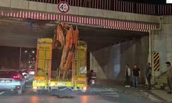 Üst geçide sıkışan tır trafiği aksattı