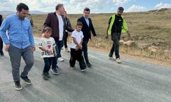 Vali Polat köy yollarını inceledi, çocuklar yalnız bırakmadı