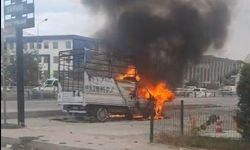 Van'da alev topuna dönen kamyonet kullanılamaz hale geldi
