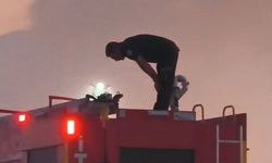 Yangına müdahalenin ardından, araç üzerinde namazını kıldı