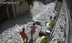 Yaşlı adamın Arnavut kaldırımlı sokakta yaşadığı talihsiz anlar kamerada