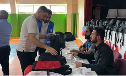 Yüksekova'da 'İyilik Çantası' 100 yetim öğrenciye ulaştı