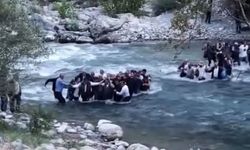 Yüksekova'da sarp arazide acı haber: Hayatını kaybeden adamın cenazesi dereden geçirilip omuzlarda taşındı