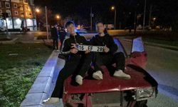 200 bin TL ceza yiyen sürücünün arkadaşları araç önünde plaka ile kameralara poz verdi