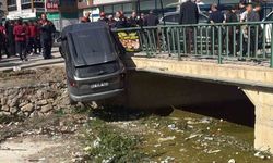 3 aracın karıştığı kazada araçlardan biri dereye uçtu