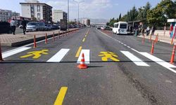 Adıyaman'da asfalt sonrası yol çizgileri trafik güvenliği için yenileniyor