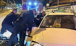 Ağaca çarpan otomobilde sıkışan sürücüyü itfaiye ekipleri kurtardı: 1 yaralı