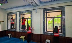 Ağrı'da Kızılay gönüllüleri Merkez Camii'ni temizledi