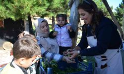 Aileler ve çocuklar, kışlık yiyeceklerini birlikte hazırladı