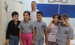 Alpay öğretmen, öğrencilerine gönül gözüyle yol gösteriyor