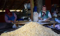 Antalya'da kadınların kış mesaisi: 120 yumurtayla 30 kilo erişte hazırlıyorlar