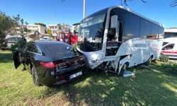 Antalya'da midibüs ile otomobilin çarpışma anı kamerada: 2 yaralı