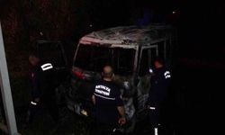 Antalya'da park halindeki minibüs yandı