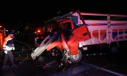 Antalya'da refüjü aşıp karşı şeride dalan kamyon ortalığı savaş alanına çevirdi: 3 yaralı