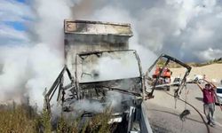 Antalya'da yanan kamyonun sürücüsü, karşıdan gelen araçları görünce aracı bariyerlere sürmüş
