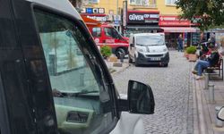 Ara sokakta duraklayan araçlar itfaiyeye engel oldu