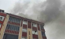 Arnavutköy'de korkutan yangın: Alevler yan binaya sıçradı, 4 kişi dumandan etkilendi