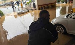 Ayazağa'da otoparkta mahsur kalan vatandaşlar şişme botlarla dışarıya çıkmaya çalıştı