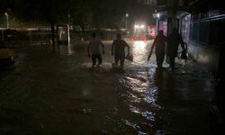 Ayazağa'da su baskınları ve elektrik kesintisi: Mahalleler karanlığa gömüldü