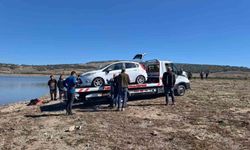 Balık tutmaya gittikleri baraja araçları düştü