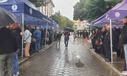 Başkan Doğan'ın destekçileri ikinci günde de belediye önünde buluştu