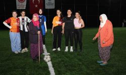 Başlama vuruşunu bastonlu teyzelerin yaptığı halı saha maçında kadınlar kıyasıya mücadele etti