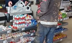 Bayburt'ta inşaat işçisi çamurlu ayakkabılarını çıkarıp alışveriş yaptı