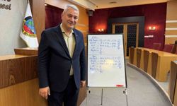 Belediye başkanı 'Dersimiz matematik' dedi, siyasi hesabı tahtada gösterdi