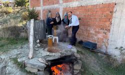 Bolu'da kaymakam ve köylüler birlikte pekmez kaynattı