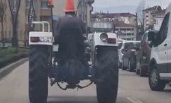 Bolu'da trafikte ilginç görüntü: Başına duba geçirip traktör sürdü