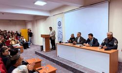 Buharkent'te üniversite öğrencileri yerel yönetimleri konuştu