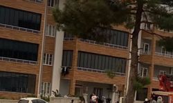 Buldan'da apartmanın çatısı alevlere teslim oldu