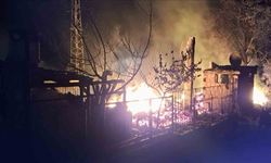 Bungalov yangını korkuttu, alevler ormana sıçramadan söndürüldü