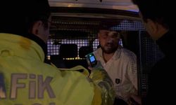 Bursa'da alkollü sürücü, polis uygulamasından kaçarken trafik lambasına çarptı