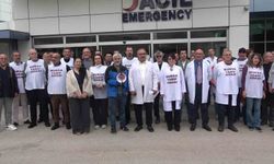 Bursa'da NEV Hastanesi önünde 6 aydır maaşlarını alamayan hekimlerden eylem