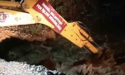 Bursa'da yağış köprüyü çökertti, sürücüler mahsur kaldı: İmdada belediye ekipleri yetişti