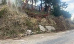 Bursa'da yağışlar istinat duvarını yıktı, duvar parçaları yola düştü