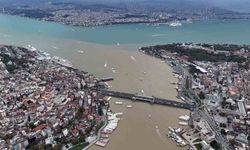 Çamura bulunan Haliç Boğaz'a böyle aktı