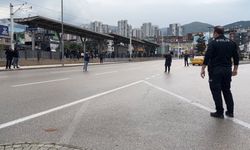 Çocuğunu göremeyen kadın boynuna bıçak dayadı, ekipler ikna etti