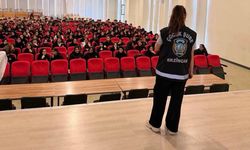 Çocuk polisi, Erzincan'da öğrencileri suçlara karşı bilgilendirdi
