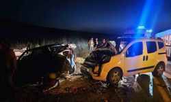 Çorum'da hafif ticari araç ile otomobil çarpıştı: 5 yaralı
