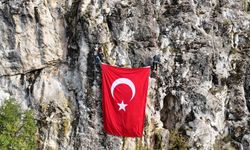 Dağcılar kayalıkta dev Türk bayrağını dalgalandırdı