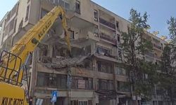 Depremde ağır hasar alan 50 yıllık binada yıkım çalışması başlatıldı